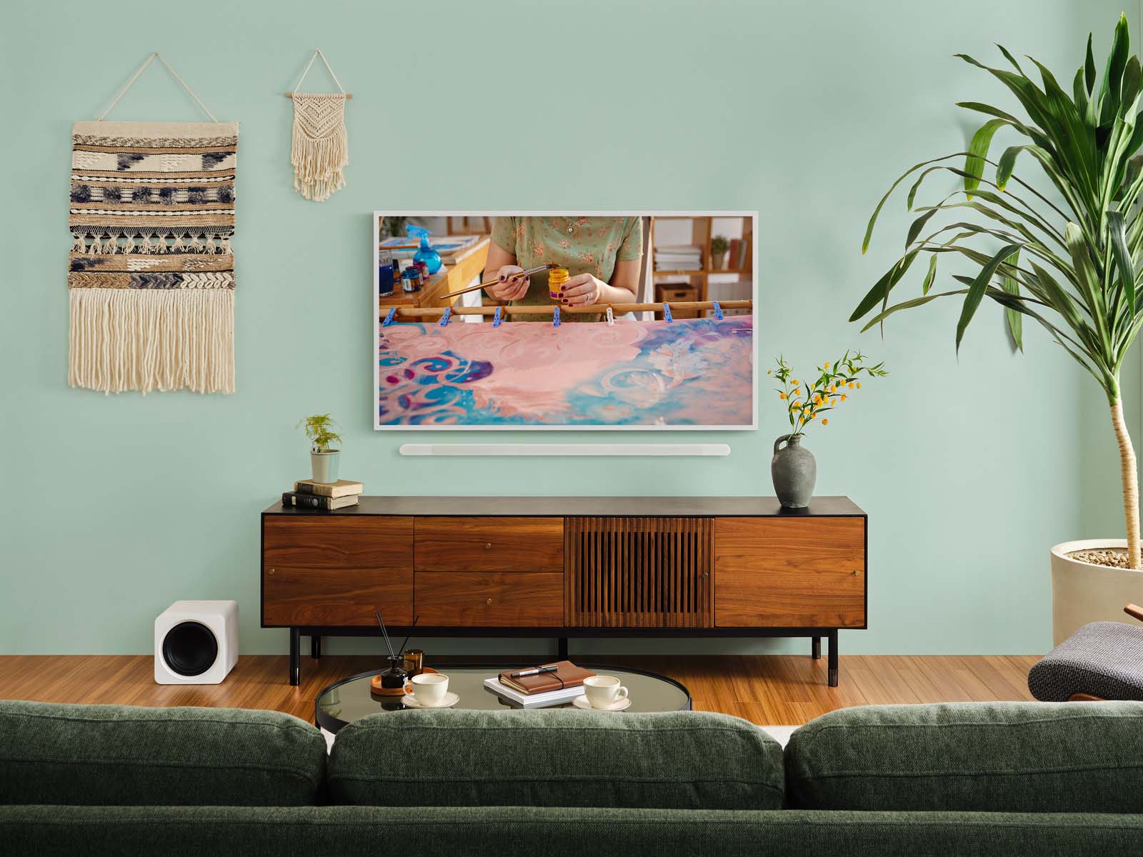 SamsungUS/home/television-home-theater/tvs/qled-4k-tvs/06172024/TheFrame_LSI_02_pj_1600x1200.jpg